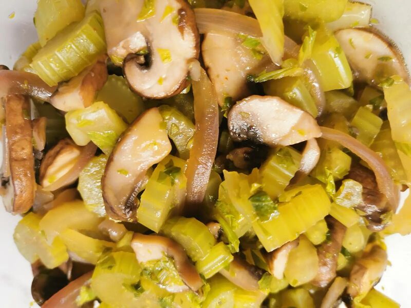 Datei:Staudensellerie-Pilz-Salat warm und japanisch 01.jpg
