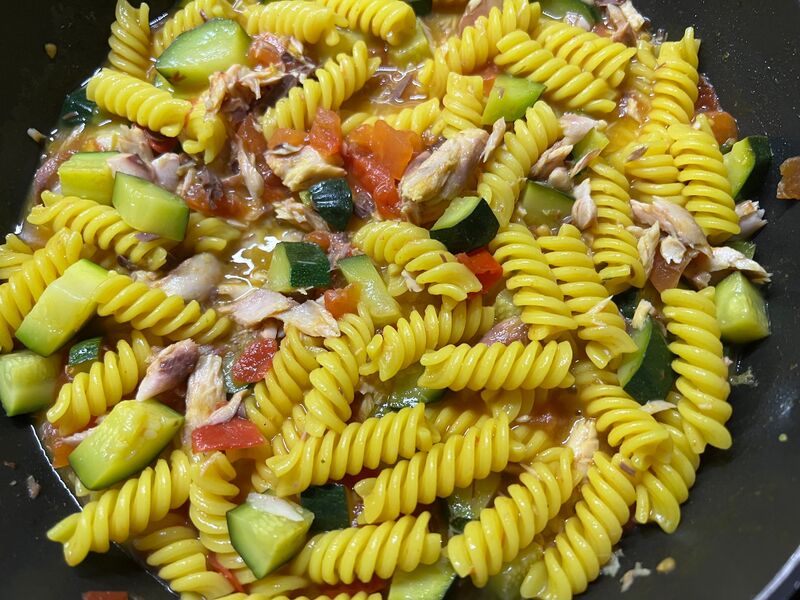 Datei:Fusilli Makrele Tomate Zucchini.jpg