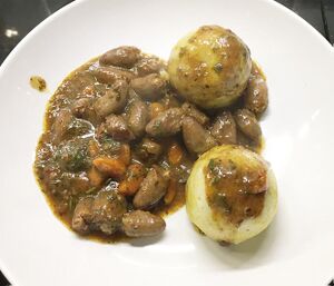 Hühnerherzengulasch mit Semmelknödeln.jpg