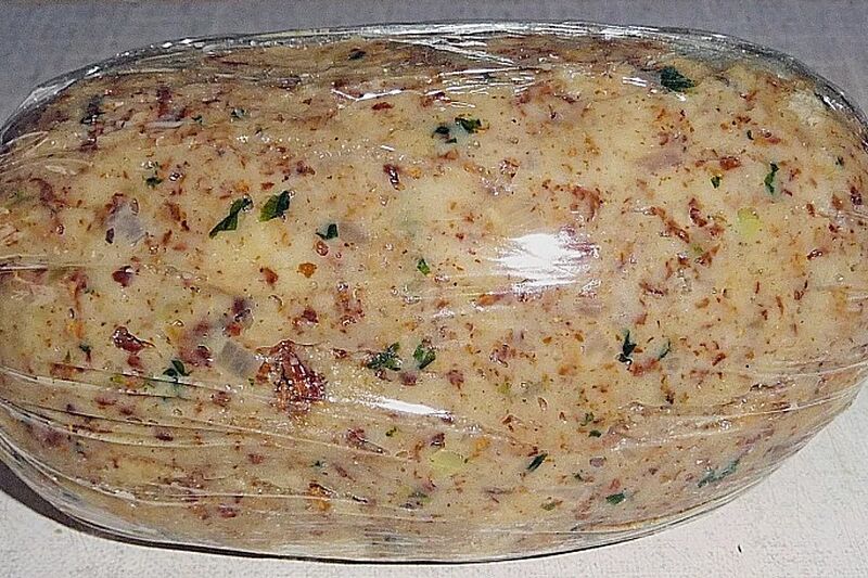 Datei:Hirschfilet 3 Personen mit Blaubeersauce Pfiffferlingsknodeln und gebratenen Pastinaken 02.jpg