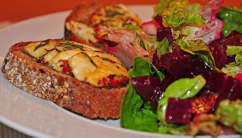 Datei:Rote Bete-Apfel-Salat mit Ziegenkase-Crostini 02.jpg