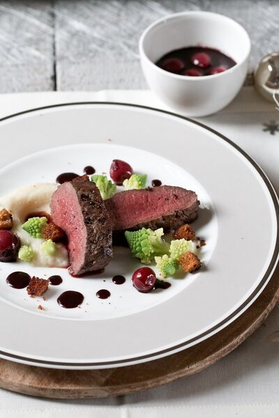 Datei:Hirschrucken mit Schoko-Kirsch-Sauce 01.jpg