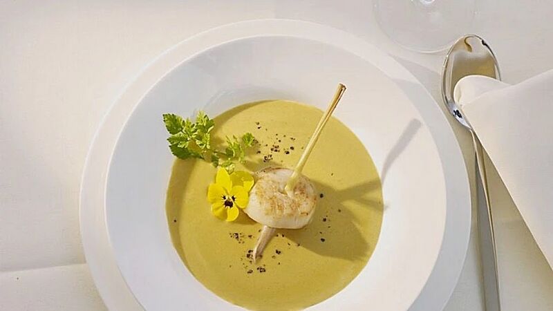 Datei:Sanddorn-Pfeffer-Suppe mit Shrimps 01.jpg