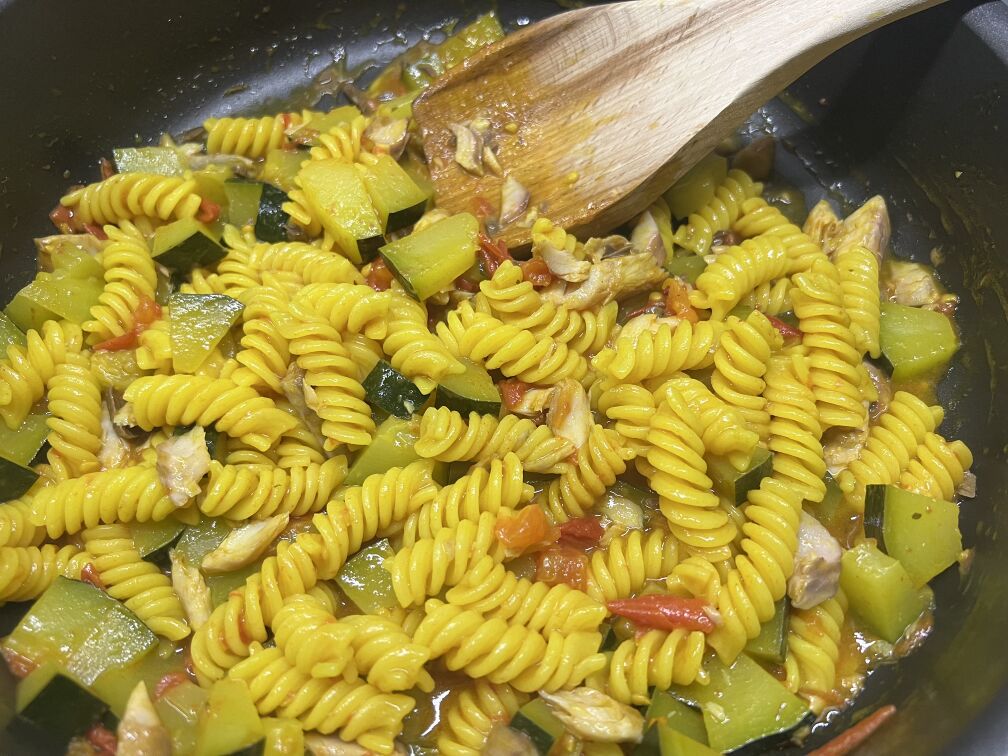 Fusilli Makrele Tomate viel Zucchini.jpeg