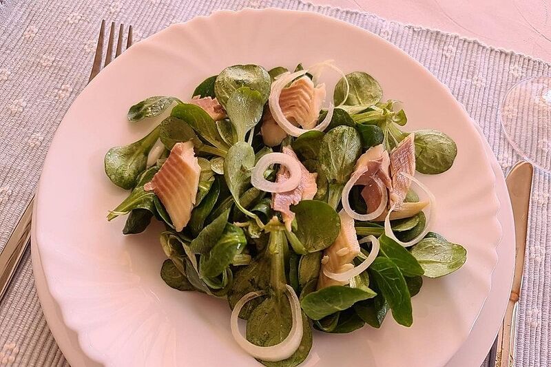 Datei:Salate mit Raucherfisch 04.jpg