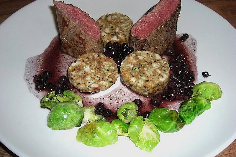 Datei:Hirschfilet 3 Personen mit Blaubeersauce Pfiffferlingsknodeln und gebratenen Pastinaken 01.jpg