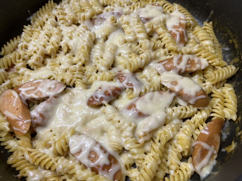 Datei:Fusilli Wuerstchen Pfanne 04 Kaese.jpg
