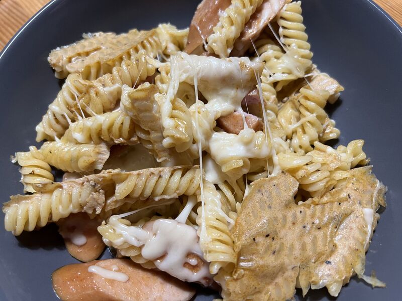 Datei:Fusilli Wuerstchen Pfanne 05 Fertig.jpg