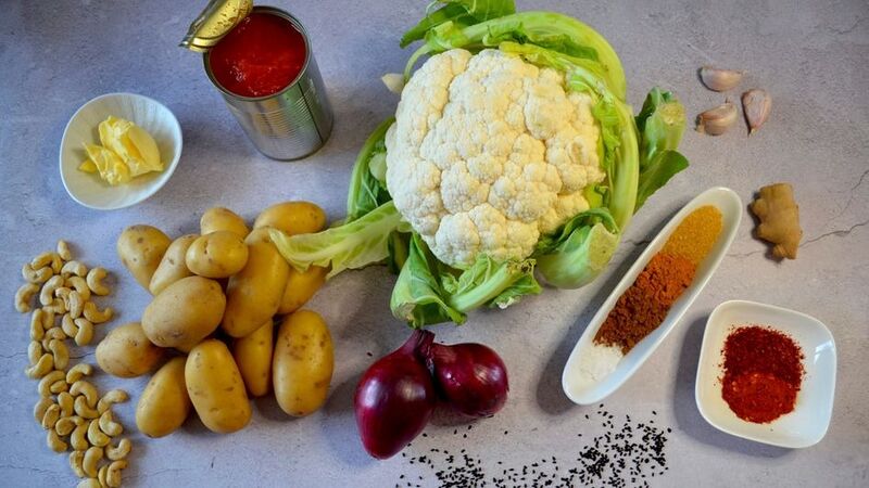 Datei:Lachs mit indischem Blumenkohl-Kartoffel-Gemuse 02.jpg