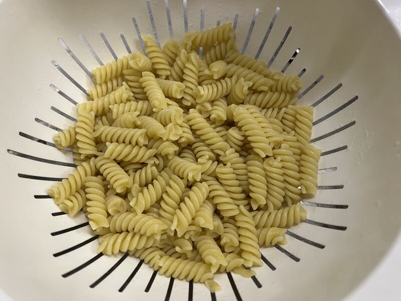 Datei:Fusilli Wuerstchen Pfanne 02 Nudeln.jpg