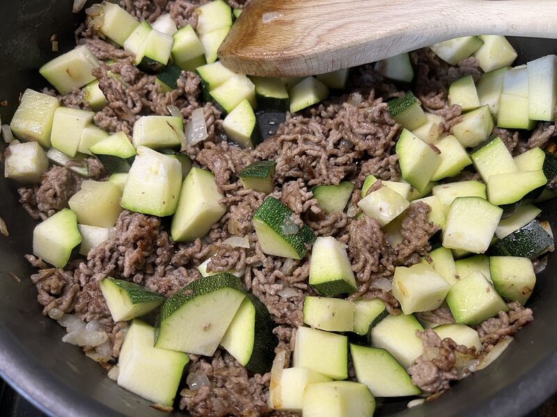 Datei:One Pot Zucchini-Reis-Hack-Pfanne 03.jpg