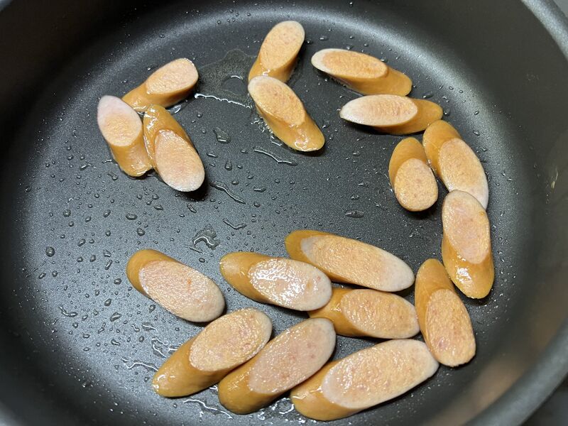Datei:Fusilli Wuerstchen Pfanne 01 Wuerstchen.jpg